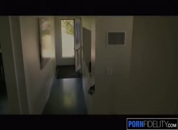 লোক নোংরা মেয়ে ঠুং ঠুং শব্দ এবং তার ভিজা পাছা আঁকড়ে ধরে