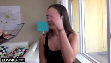 সেক্সি মেয়ে তার যোনির মধ্যে লম্বা শিশ্ন জিজ্ঞাসা