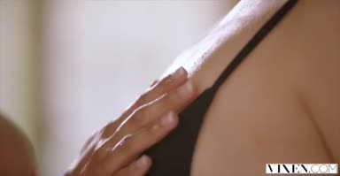 בחורה לבנה בכושר ברוק דייז לדחוף זין ענק בתלבושת סקסית