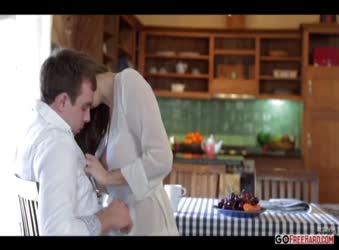 צעירה יפה שתופס ציצים סקסיים