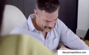 בחור מזיין דוגמנית פורנו ומתגרה בתחת הנחמד שלה