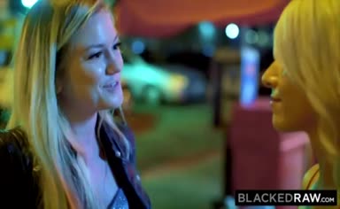 Dream Babe אוהבת להרגיש את התחתון שלה וגם את הכוס הארוטי שלה